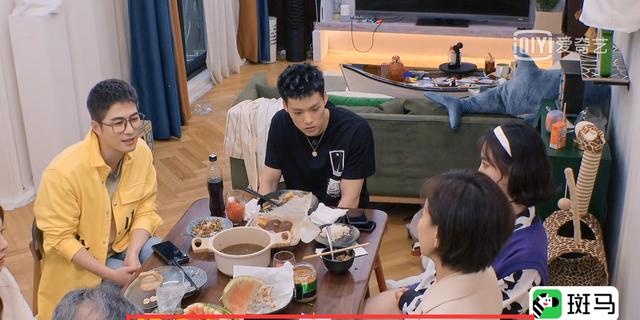 宋妍霏家待客差异