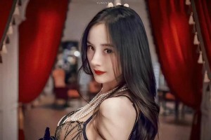 杨幂维密大片惊艳亮相，黑红造型绝美吸睛