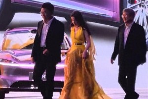 刘亦菲惊艳亮相智界品牌之夜 余承东害羞合影