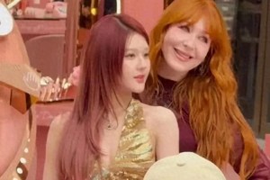 赵露思金色高定惊艳上海，Charlotte Tilbury代言引热议